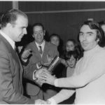 15NOV1973 Sr. Novales recoge premio